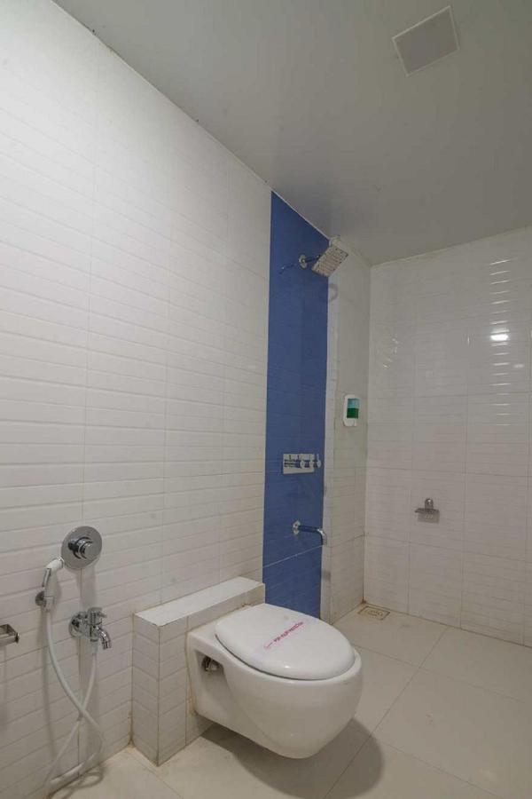 Hotel Satkar Сурат Екстериор снимка