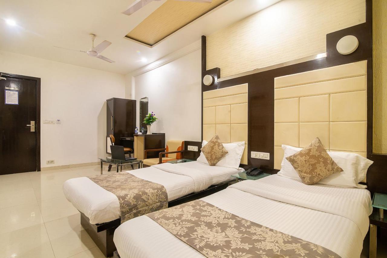 Hotel Satkar Сурат Екстериор снимка