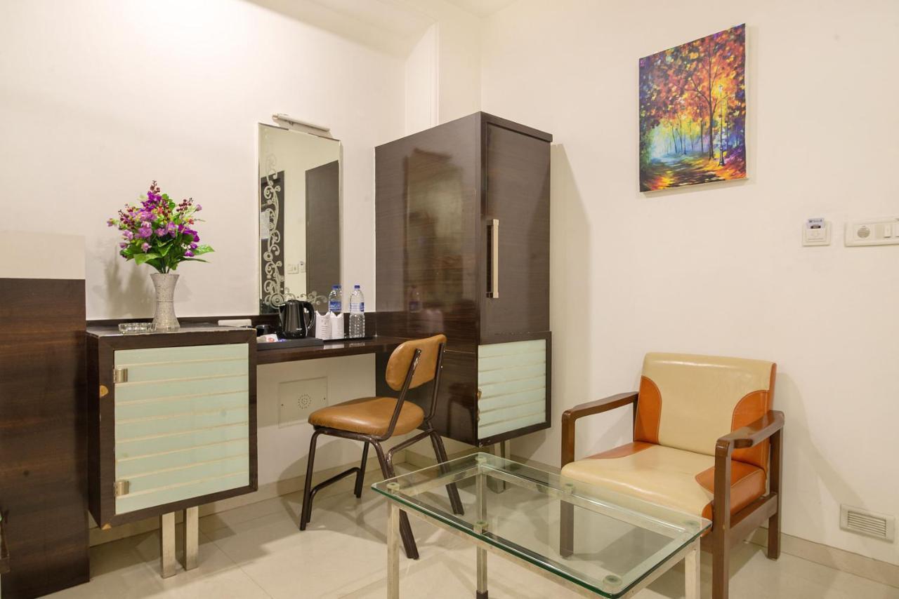 Hotel Satkar Сурат Екстериор снимка