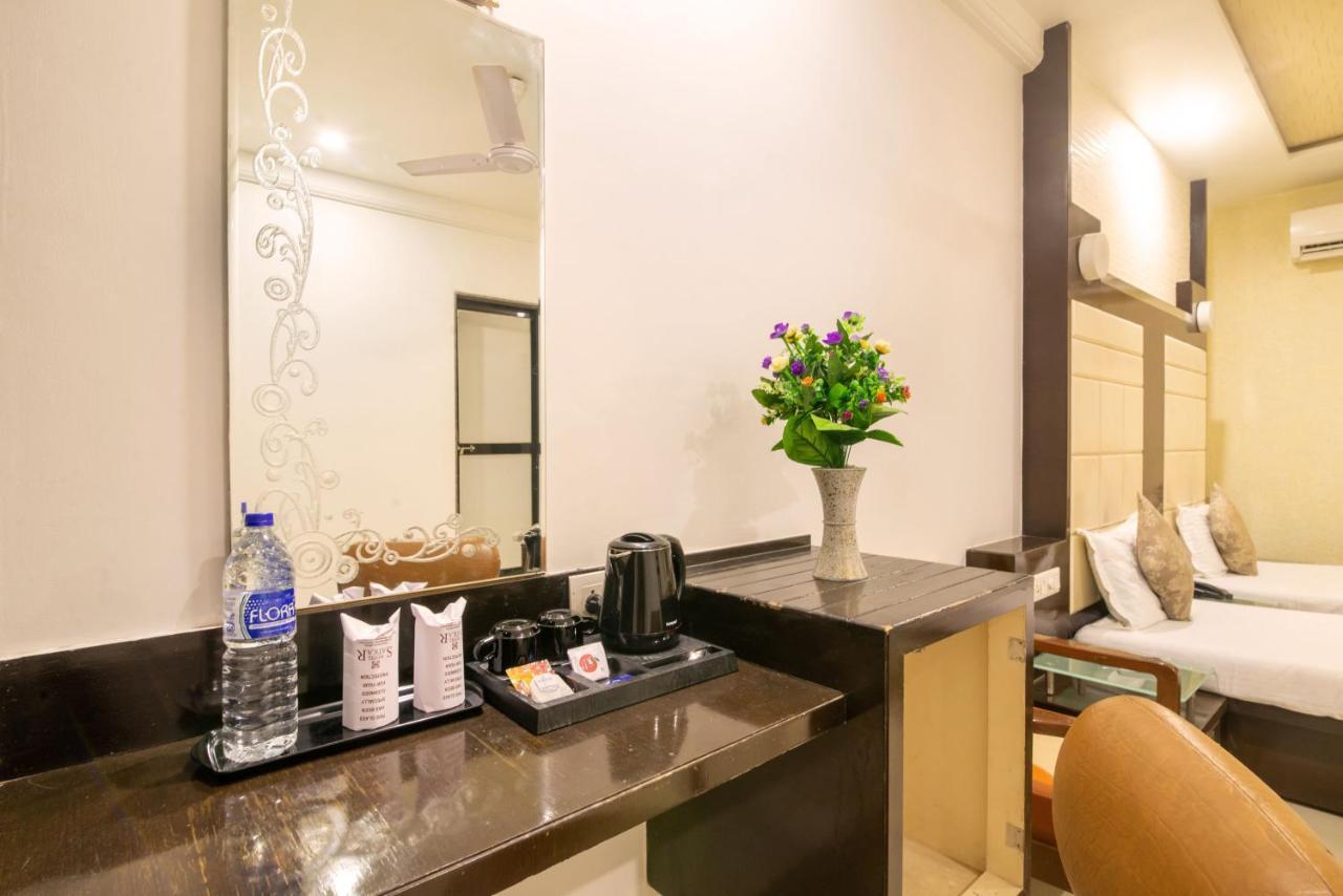 Hotel Satkar Сурат Екстериор снимка