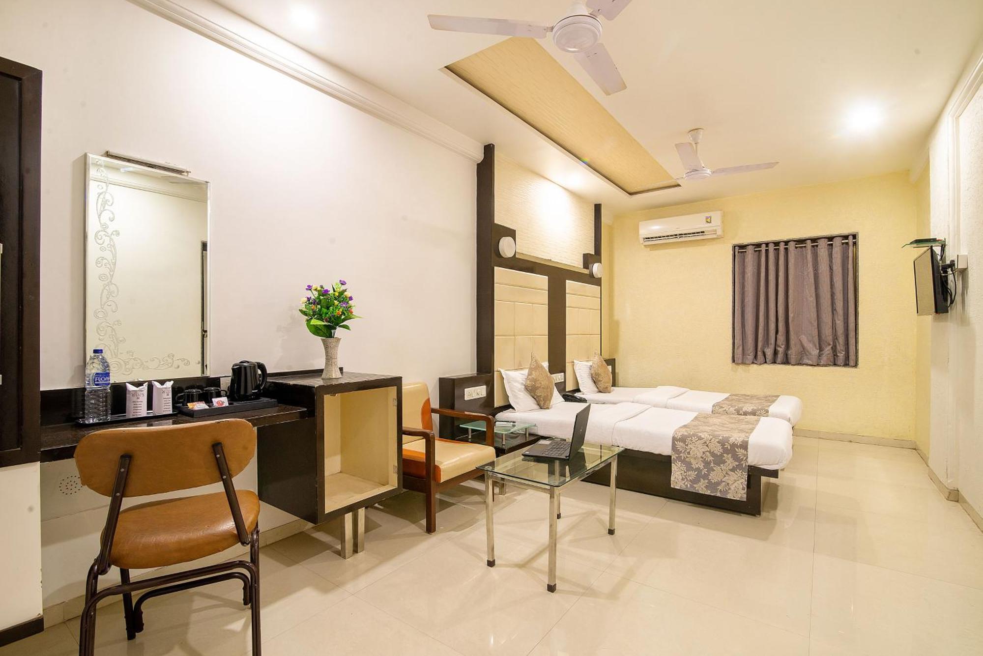 Hotel Satkar Сурат Екстериор снимка