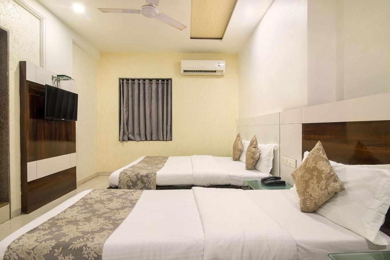 Hotel Satkar Сурат Екстериор снимка