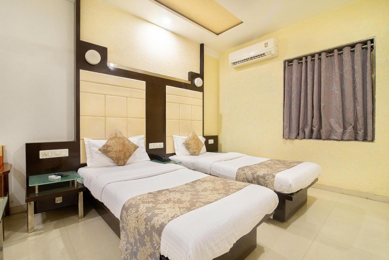 Hotel Satkar Сурат Екстериор снимка