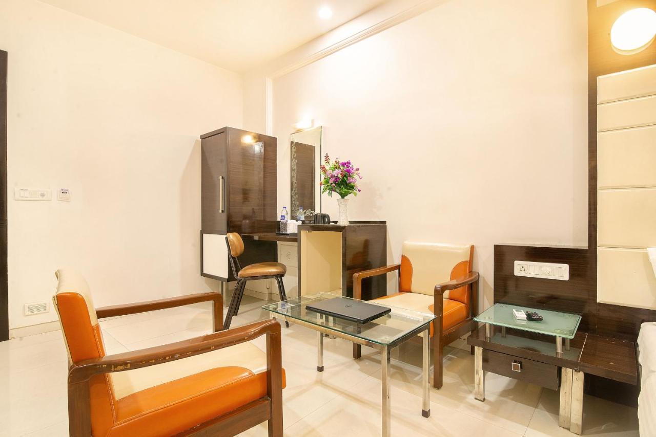 Hotel Satkar Сурат Екстериор снимка