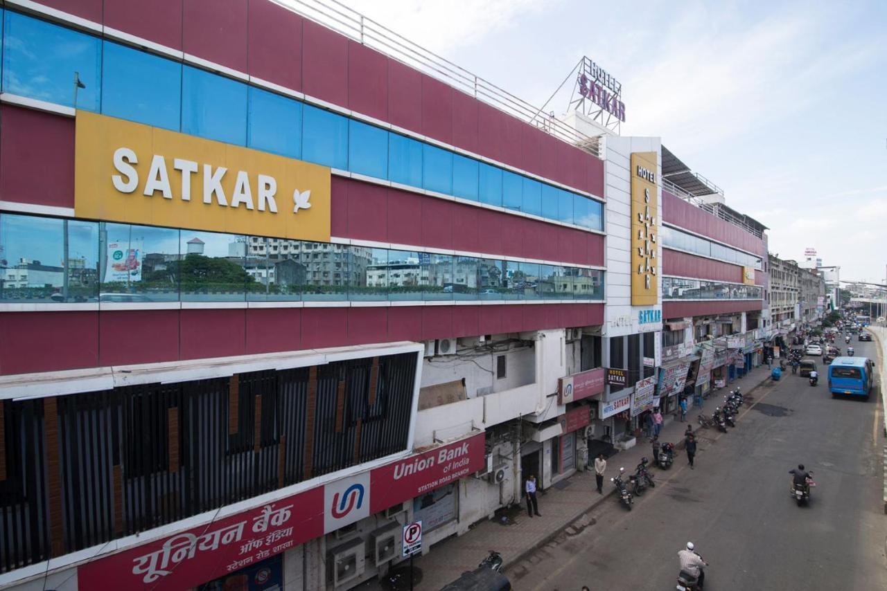 Hotel Satkar Сурат Екстериор снимка