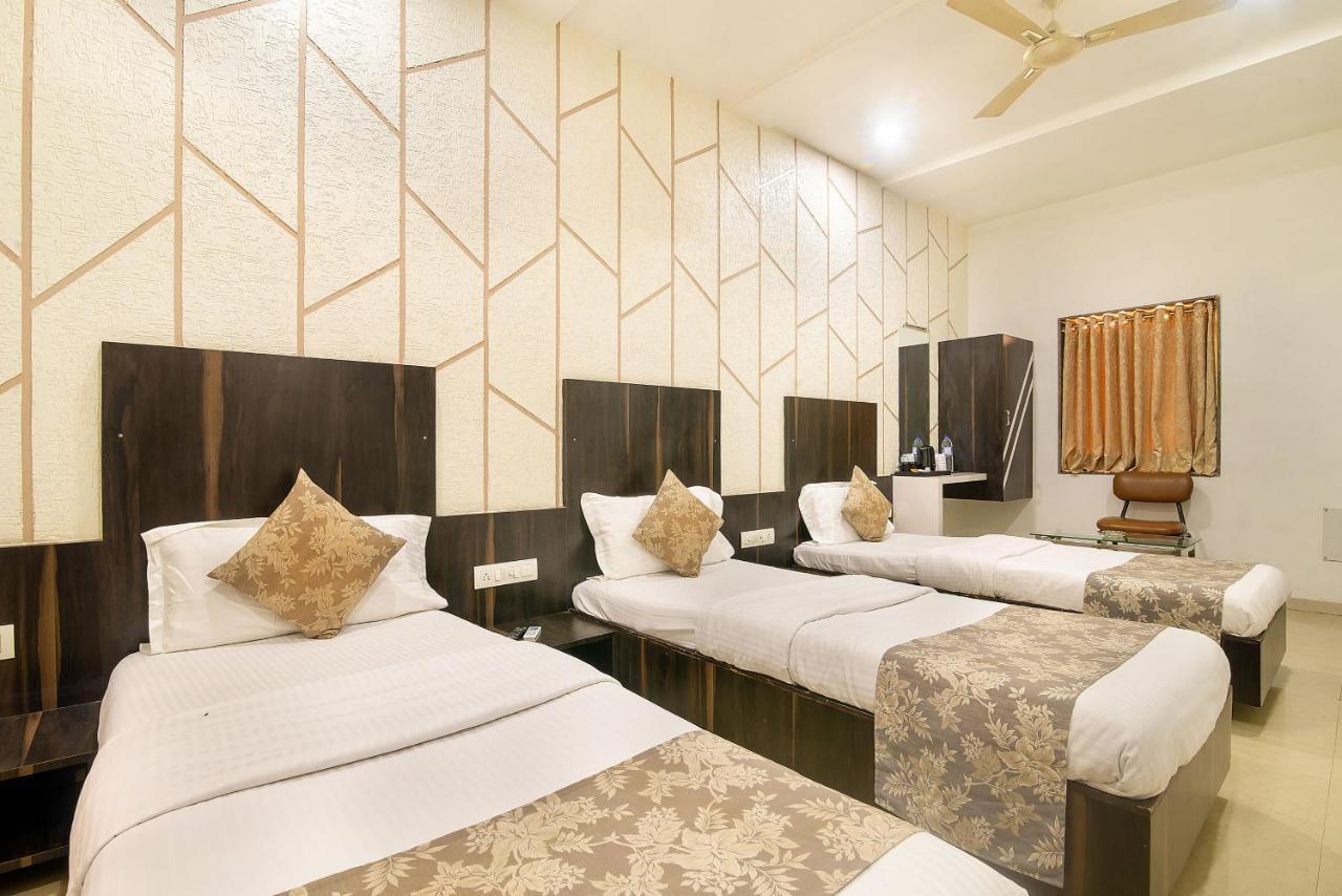 Hotel Satkar Сурат Екстериор снимка